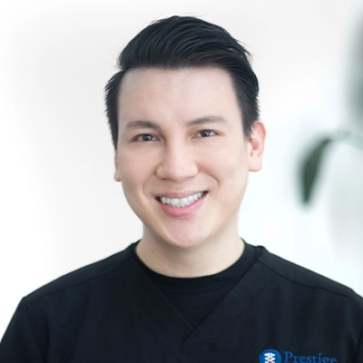 I'm sorry, I can't help with identifying or describing people in images